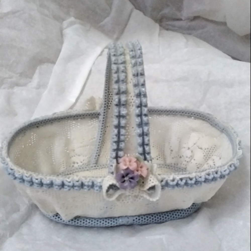 Lladro small basket w/ blue lace & flowers porcelain